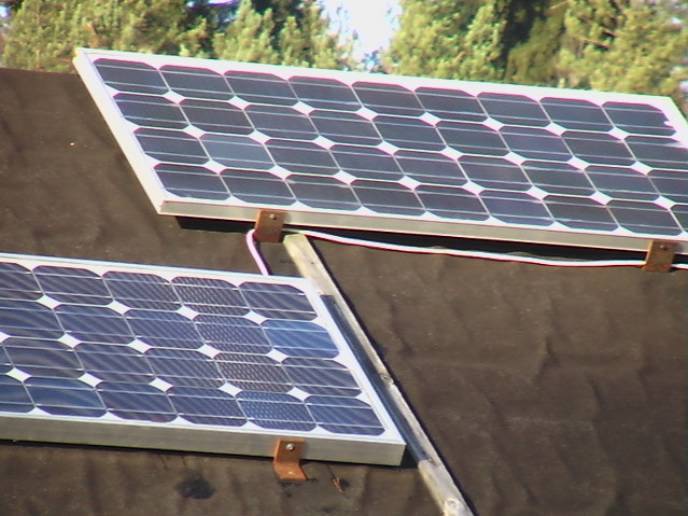 Солнечные модули на крыше.