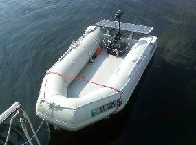 Надувная лодка с электромотором на солнечной батарее.